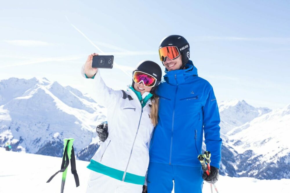 Paar macht Selfie beim Skifahren | Fotoshooting